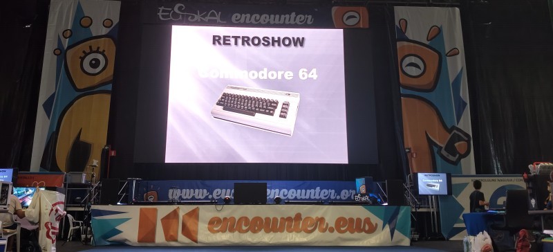 Proyección de demos «La hora de los 8, 16 y 32 bits»